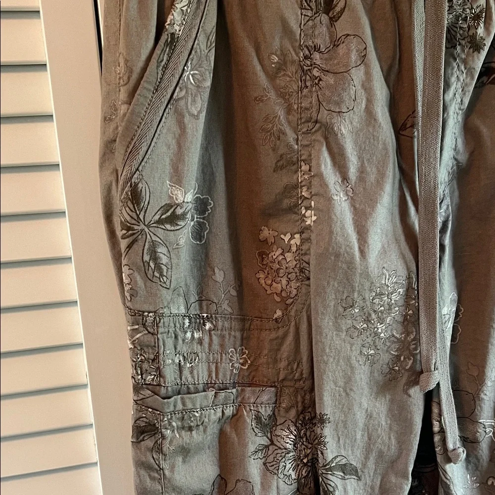 Democracy Brown Floral Cropped Pants